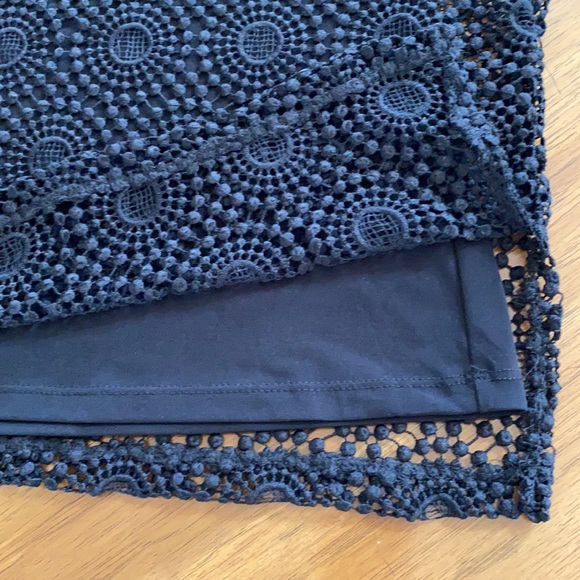 CHICOS TRAVELERS CROCHET LACE OVERLAY TOP - Picture 6 of 13